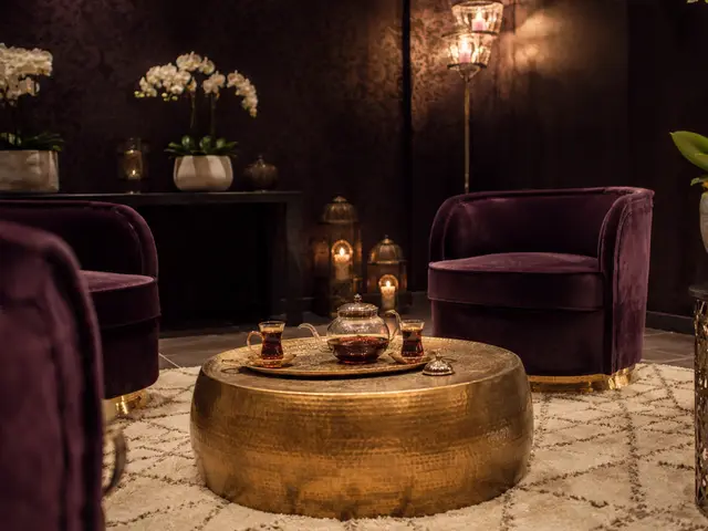 Kadife koltuklu, çay masalı bekleme salonu — Kabataş, Masaj Salonun