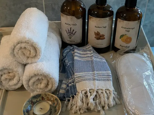 Rulo havlular, mavi peştemal ve aromaterapi yağları — Kabataş, Masaj Salonun