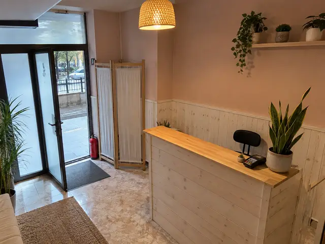 Aydınlık giriş ve karşılama bankosu — Kabataş, Masaj Salonun